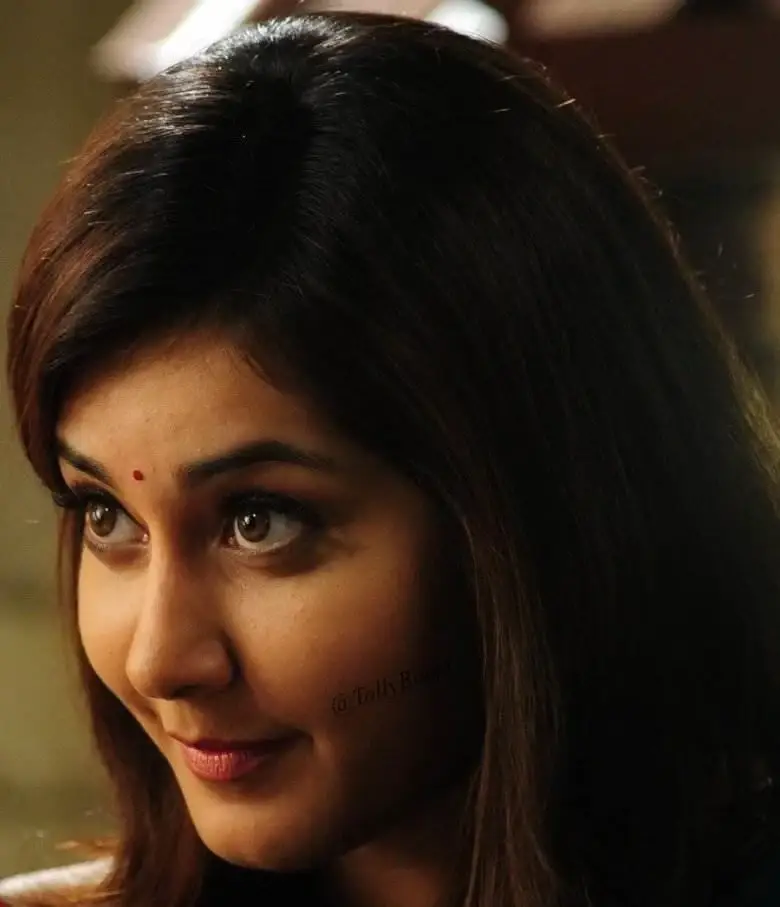 INDIAN ACTRESS RASHI KHANNA BEAUTIFUL EYES FACE CLOSEUP GALLERY 10